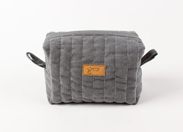 szara , lniana kosmetyczka, widok z przodu na białym tle