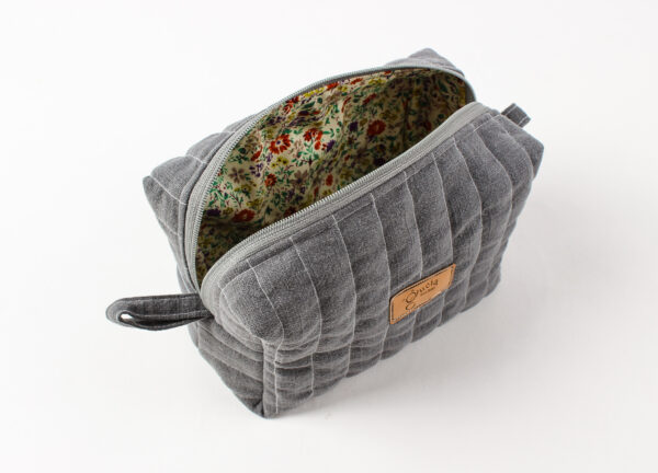 Otwarta lniana kosmetyczka box z szarym zewnętrzem i kolorową kwiatową podszewką