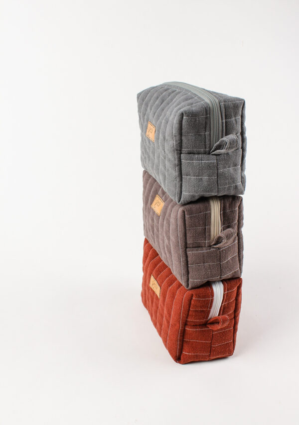 Szara lniana kosmetyczka o kształcie box z kwiatową podszewką, zamykana na zamek, idealna do torebki