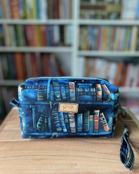 Wodoodporna kosmetyczka z motywem książek