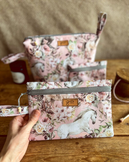 Komplet 3 kosmetyczek - KONIE W KWIATACH