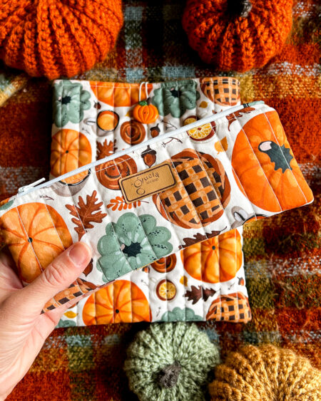 Pikowane etui na książkę i piórnik w jesienny wzór z dyniami. Stylowy komplet dla osób kochających cozy reading, jesień oraz ręcznie wykonane akcesoria. Doskonały pomysł na prezent dla czytelników.