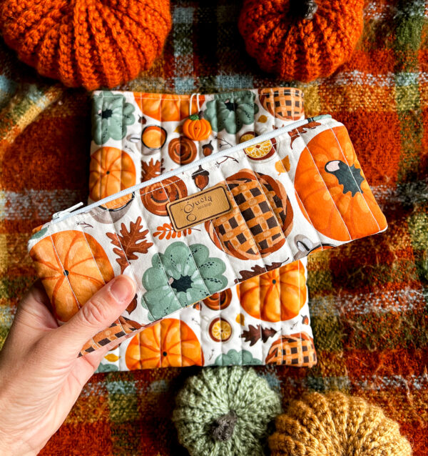 Pikowane etui na książkę i piórnik w jesienny wzór z dyniami. Stylowy komplet dla osób kochających cozy reading, jesień oraz ręcznie wykonane akcesoria. Doskonały pomysł na prezent dla czytelników.