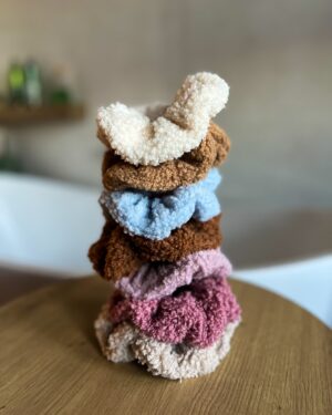 Miękka, puszysta gumka do włosów scrunchie BRĄZOWA