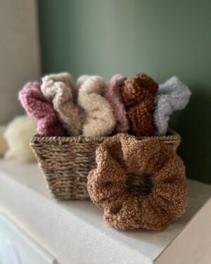 Miękka, puszysta gumka do włosów scrunchie JASNO BRĄZOWA