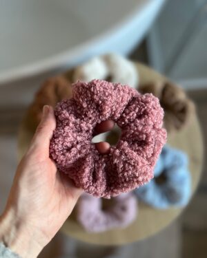Miękka, puszysta gumka do włosów scrunchie RÓŻOWA