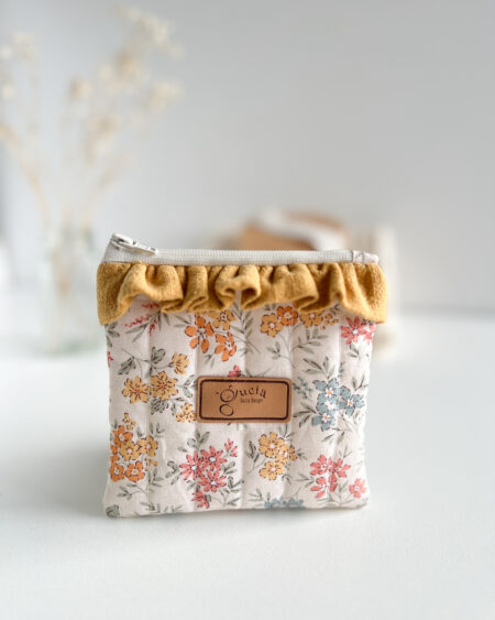 Mała kosmetyczka w kwiaty z dekoracyjnym wykończeniem