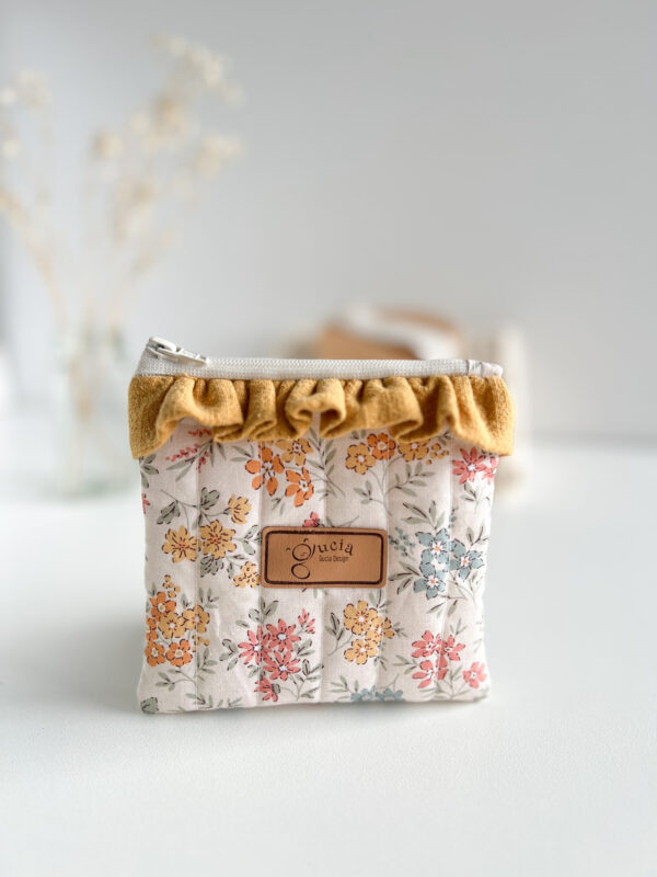 Mała kosmetyczka w kwiaty z dekoracyjnym wykończeniem