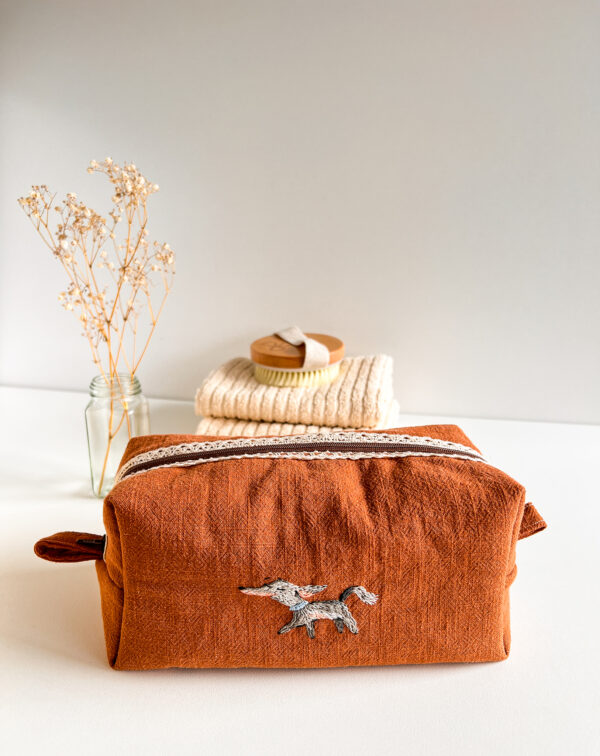 Lniana kosmetyczka z ręcznie haftowanym pieskiem i koronką
