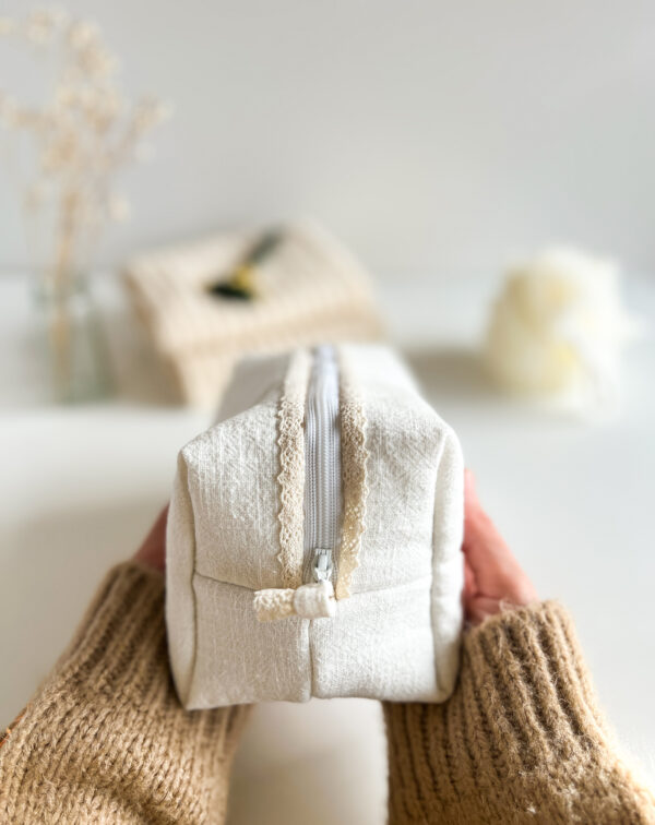 Lniana kosmetyczka handmade z ręcznym haftem gąski, kosmetyczka z białego lnu