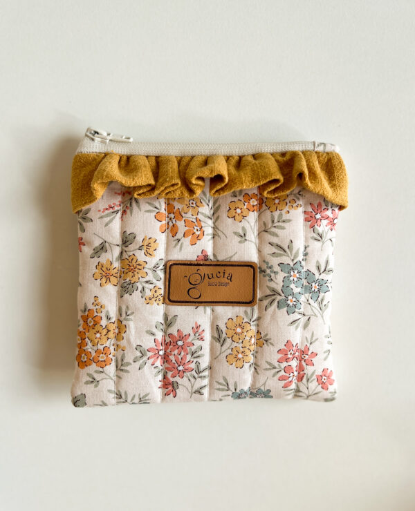 Mini kosmetyczka w kwiatowy wzór z ozdobną falbanką