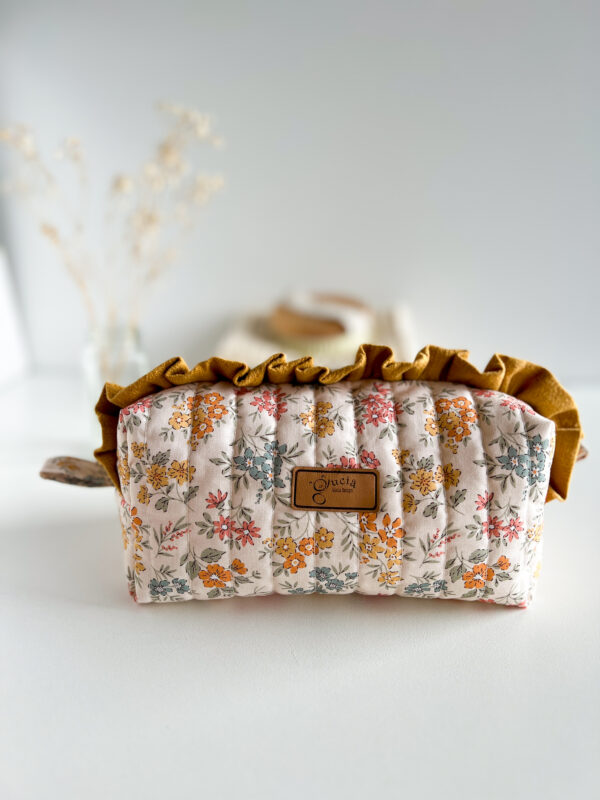 Wnętrze kosmetyczki w kwiaty z falbanką