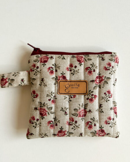 Wnętrze kosmetyczki mini w kwiatowy wzór różyczek