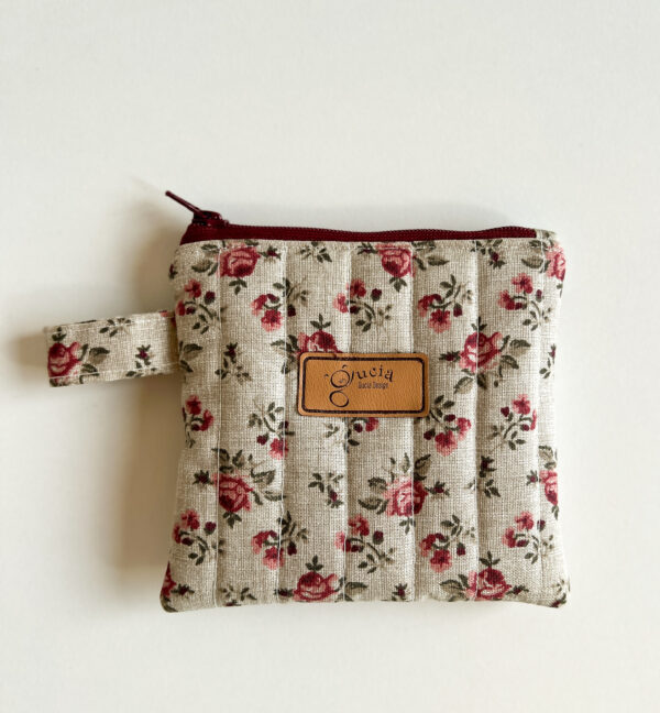 Wnętrze kosmetyczki mini w kwiatowy wzór różyczek