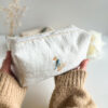 Kosmetyczka lniana z ręcznym haftem gąski, elegancka kosmetyczka handmade z białego lnu