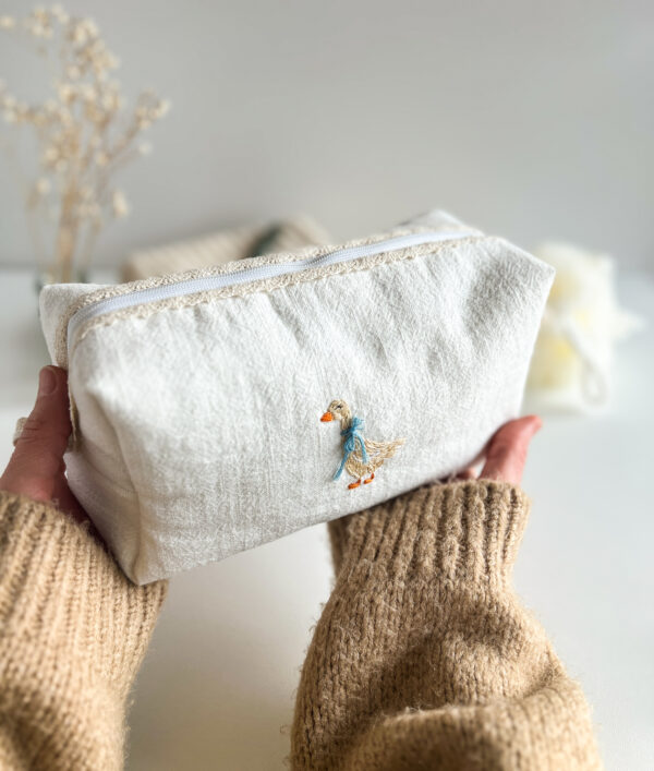 Kosmetyczka lniana z ręcznym haftem gąski, elegancka kosmetyczka handmade z białego lnu