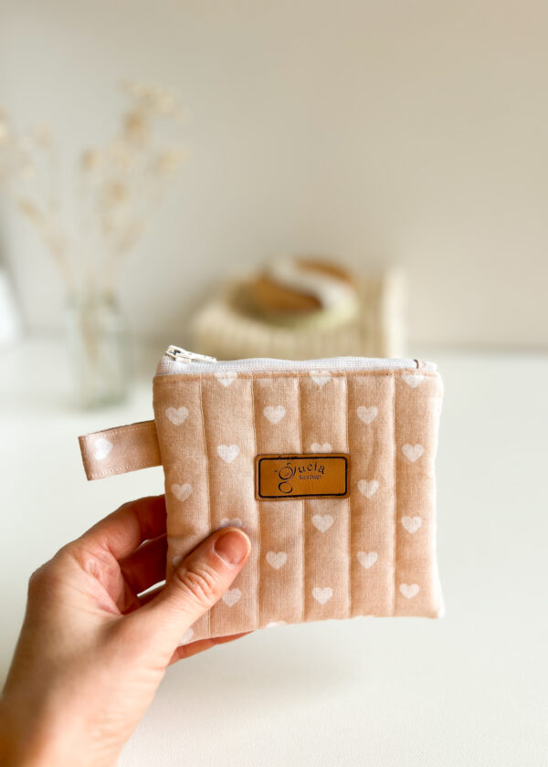 Zbliżenie na wzór serduszek w kosmetyczce mini