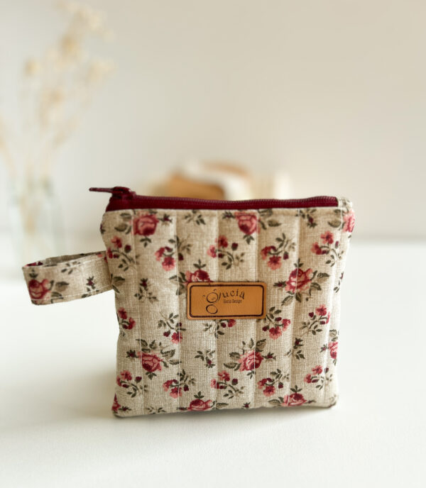 Detal wzoru różyczek na kosmetyczce mini