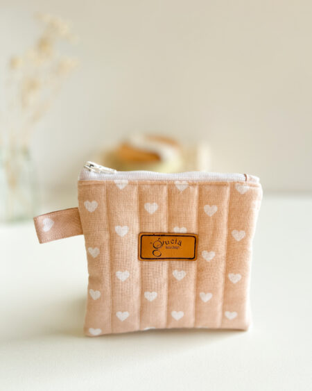 Mała kosmetyczka mini we wzór serduszek, widok produktu
