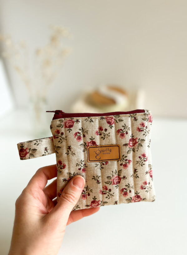 Mini kosmetyczka w subtelne różyczki, ujęcie boczne