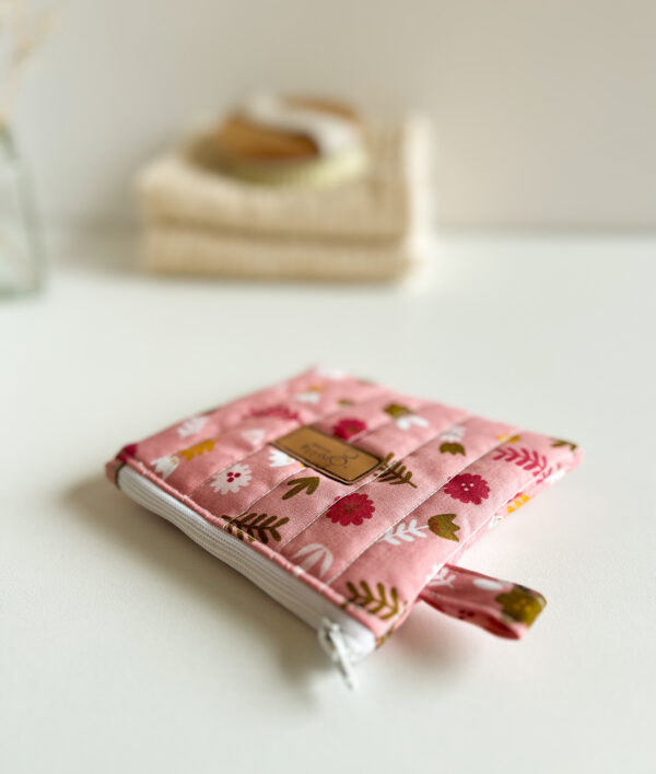 Detal kolorowego kwiatowego wzoru na mini kosmetyczce