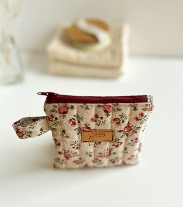 Kosmetyczka mini w delikatny wzór różyczek, widok produktu