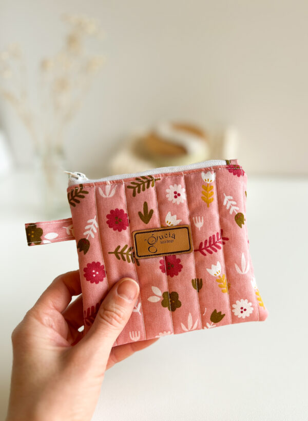 Mini kosmetyczka floral w odcieniach różu, ujęcie boczne