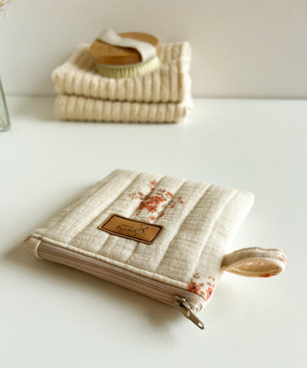 Mała kosmetyczka mini w delikatny, jasny kwiatowy wzór