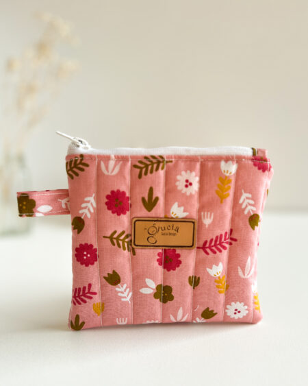 Różowa mini kosmetyczka w kolorowe kwiaty, widok produktu