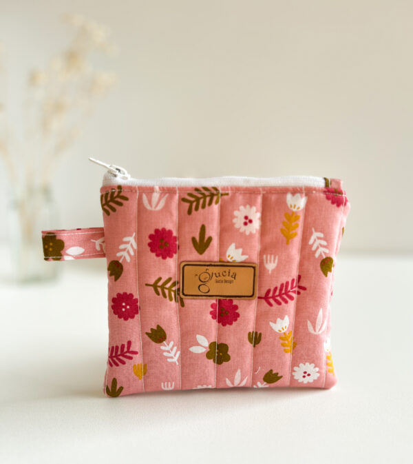 Różowa mini kosmetyczka w kolorowe kwiaty, widok produktu
