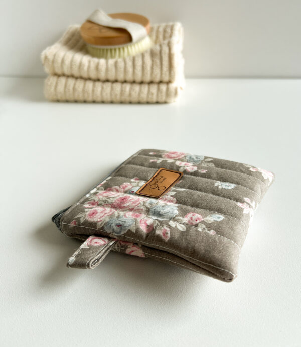 Kosmetyczka mini w kwiaty, ujęcie boczne