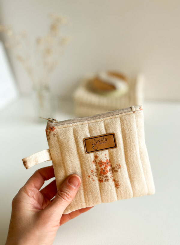 Mini kosmetyczka w jasne, drobne kwiaty na jasnym tle