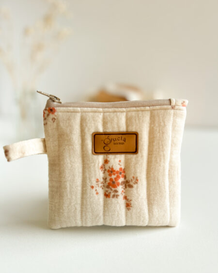 Delikatna kosmetyczka mini w subtelne kwiaty, widok produktu