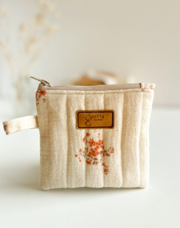 Delikatna kosmetyczka mini w subtelne kwiaty, widok produktu