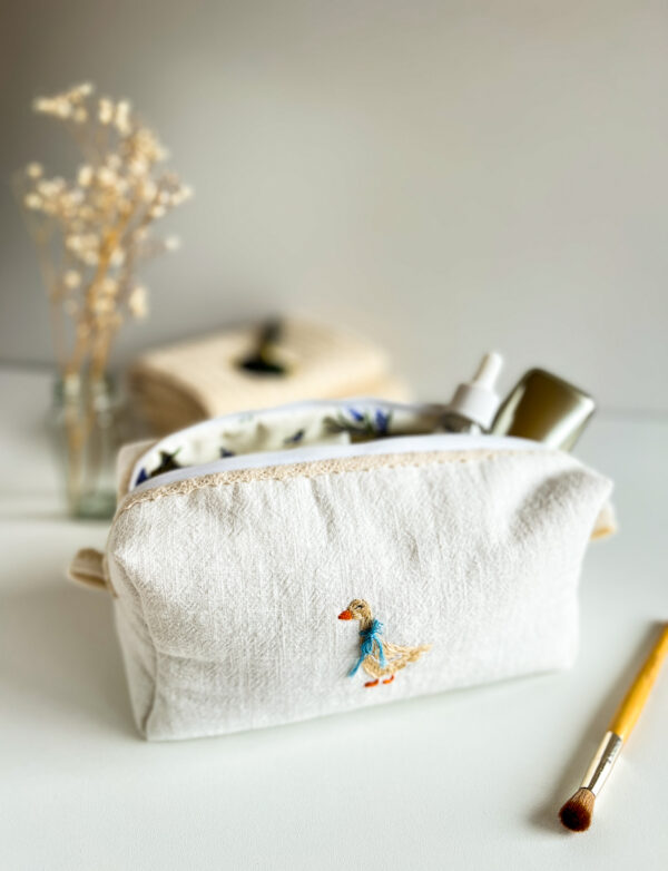 Lniana kosmetyczka z ręcznym haftem w motyw gąski