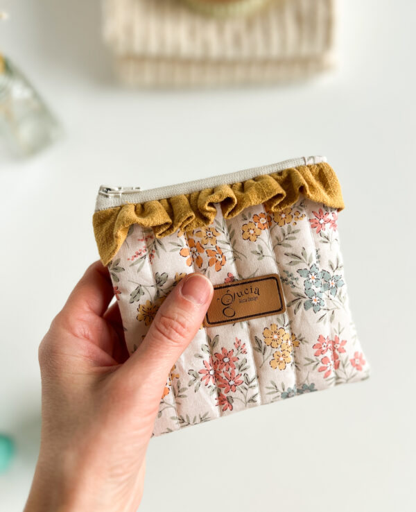 Kosmetyczka mini w kwiaty z falbanką