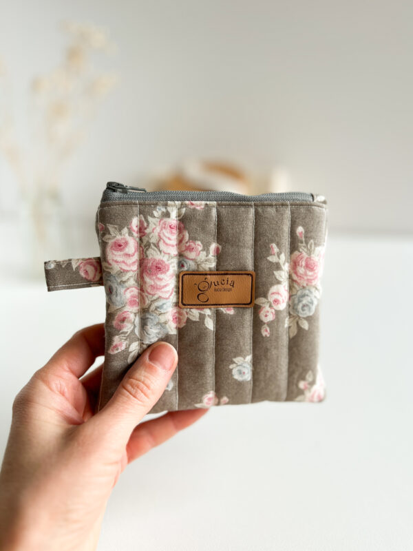 Wnętrze mini kosmetyczki w kwiatowy wzór