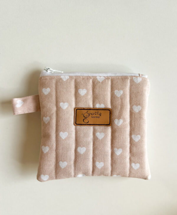 Wnętrze małej kosmetyczki mini w serduszka