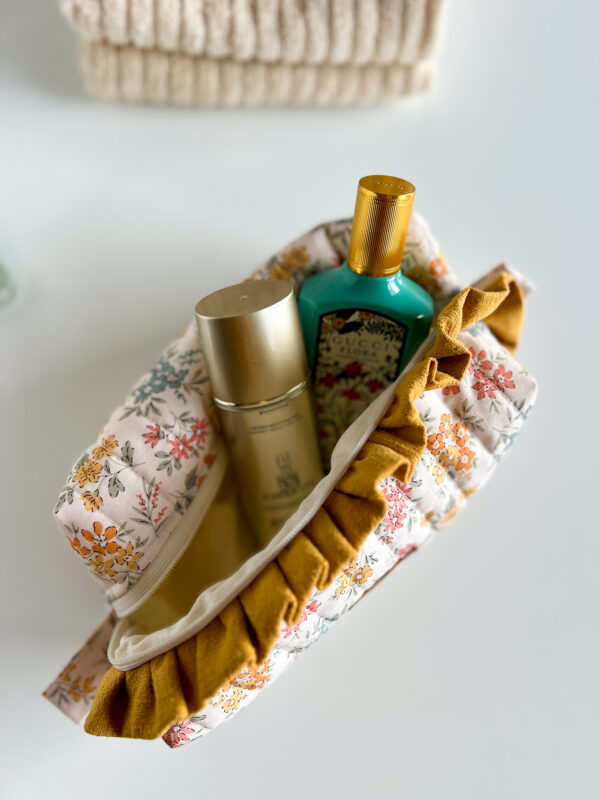 Kwiatowa kosmetyczka z falbanką w romantycznym stylu vintage