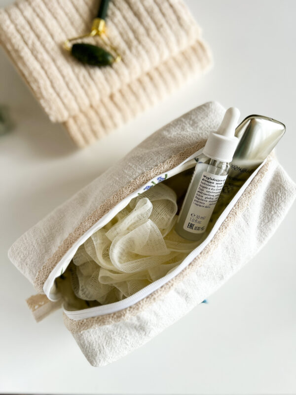 Kosmetyczka z białego lnu z ręcznym haftem gąski, kosmetyczka handmade