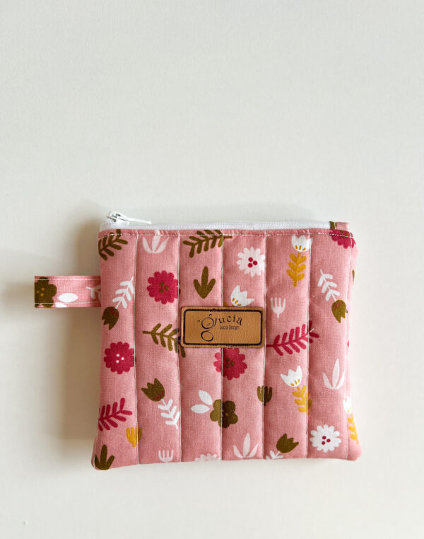 Wnętrze różowej mini kosmetyczki w kolorowe kwiaty