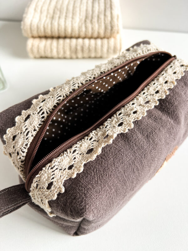 Lniana kosmetyczka w kolorze brązowym z ręcznym haftem