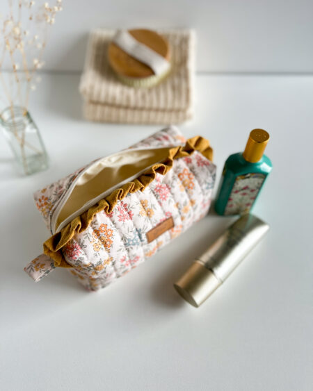 Kosmetyczka w delikatne kwiaty z ozdobną falbanką, styl romantyczny