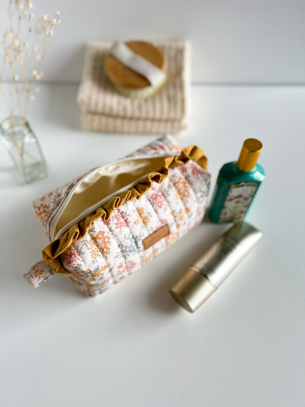Kosmetyczka w delikatne kwiaty z ozdobną falbanką, styl romantyczny