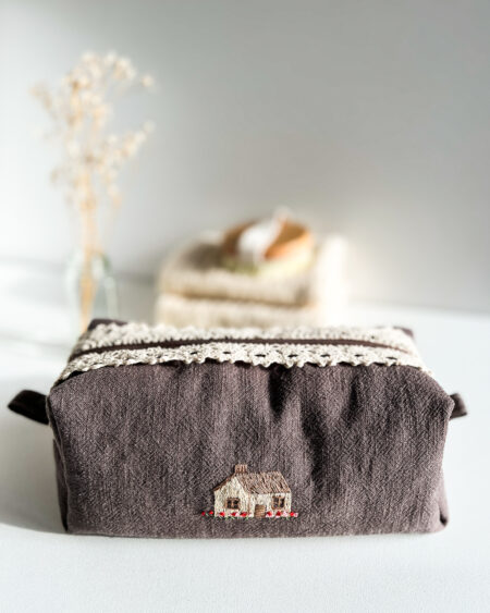 Brązowa lniana kosmetyczka z ręcznym haftem domku