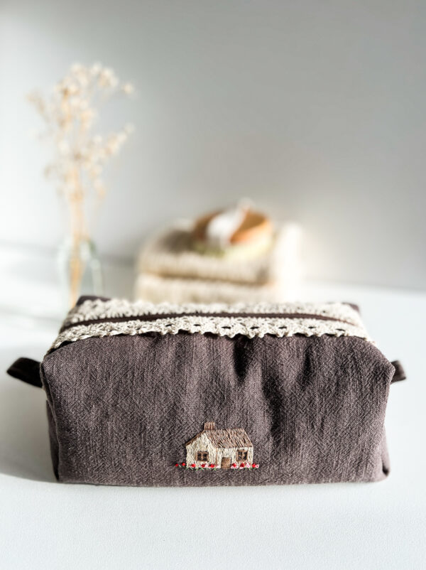 Brązowa lniana kosmetyczka z ręcznym haftem domku