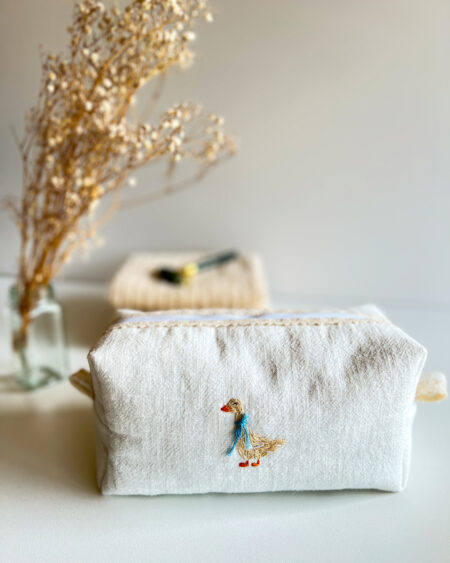Elegancka lniana kosmetyczka handmade z haftem gąski