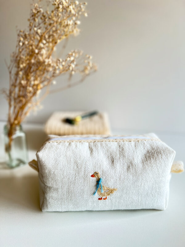 Elegancka lniana kosmetyczka handmade z haftem gąski