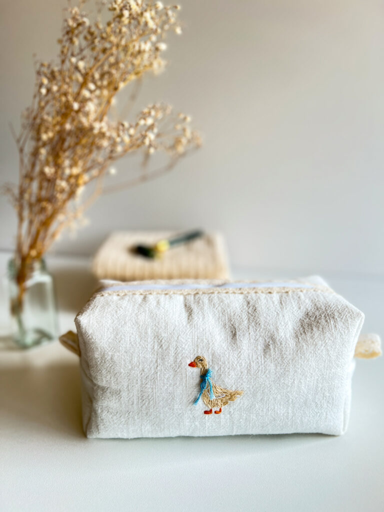 Elegancka lniana kosmetyczka handmade z haftem gąski