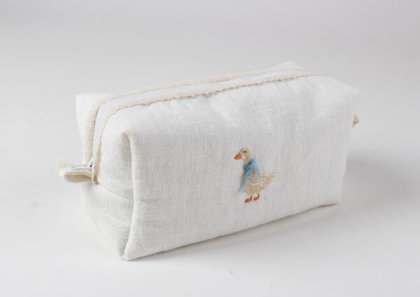 Kosmetyczka lniana handmade z ręcznym haftem gąski